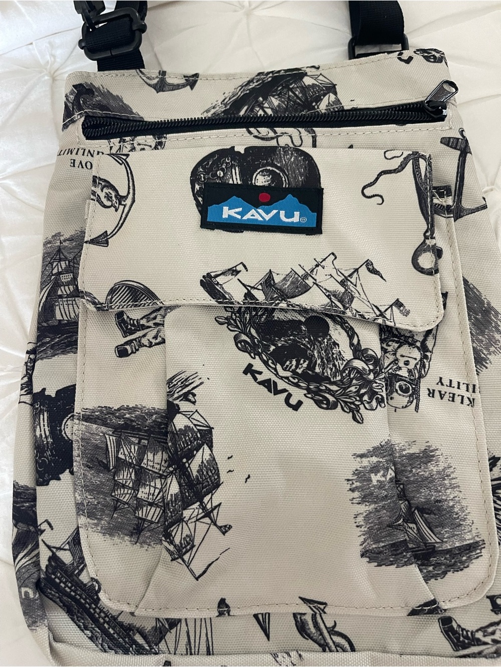 Kavu Black & White Printed Canvas Crossbody Bag - Picture 4 of 4